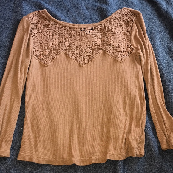 Quarter- length sleeved top - Picture 1 of 3